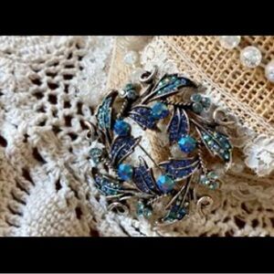 1950s Faceted Sapphire Blue Peacock AB Rhinestone Leaf Round Wreath Brooch 2”